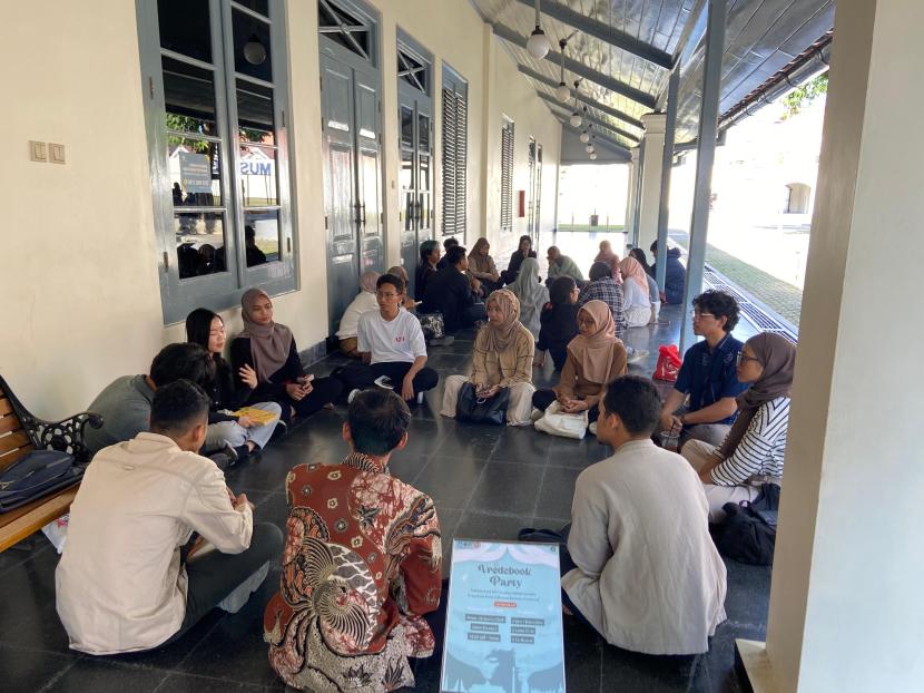 Suasana Vredebook Party, sebuah acara yang menggabungkan kecintaan terhadap buku dengan suasana kebersamaan di ruang publik yang berlangsung di Museum Benteng Vredeburg Yogyakarta, Ahad (18/8/2024).