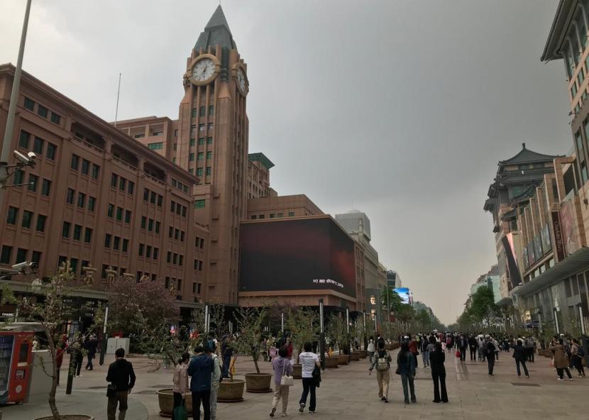 Suasana Wangfujing Street di Distrik Dongcheng, Beijing, Cina. 