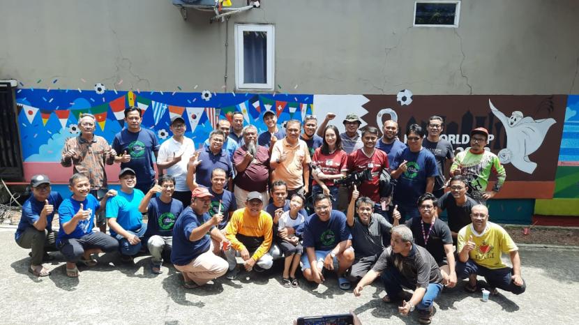 Suasana warga Cluster Cemara Perumahan Depok Maharaja, di RT 001/16, Rangkapan Jaya, Pancoran Mas, Kota Depok, Jawa Barat yang menghiasi kampungnya dengan tema Piala Dunia 2022, Ahad (30/10/2022).