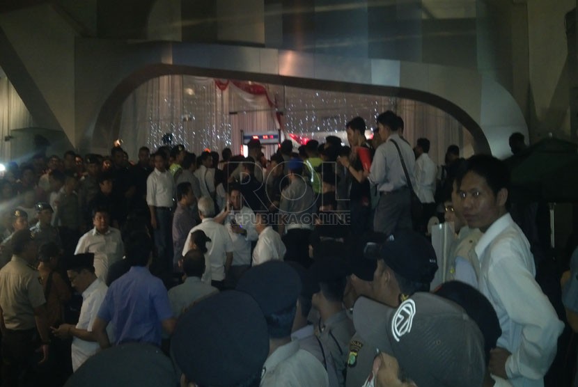 Suasana warga di lokasi Debat Capres di Balai Sarbini, Jakarta, Senin (9/6).