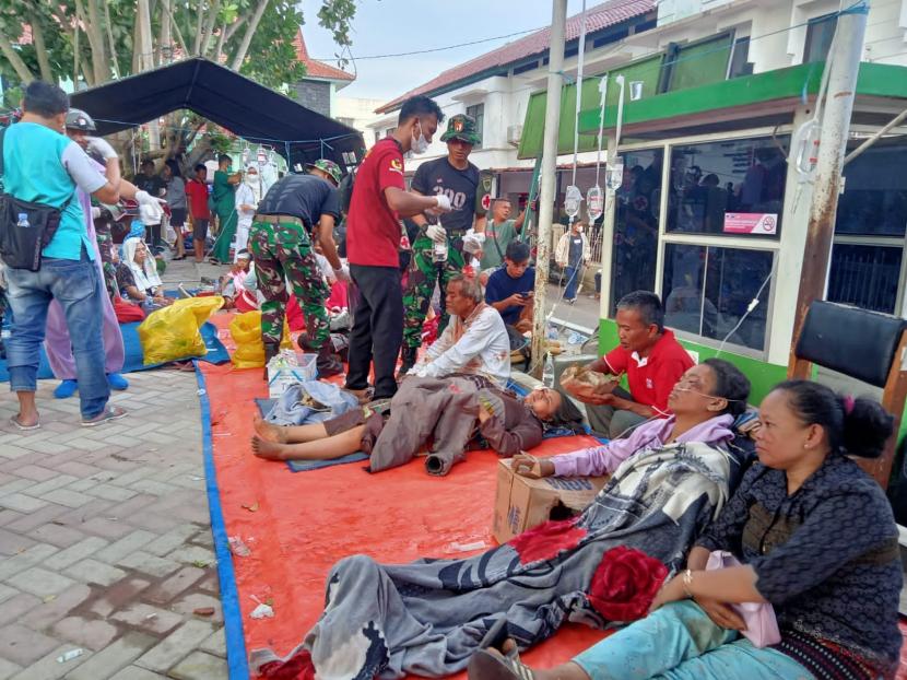 Suasana warga korban gempa yang dirawat di halaman RSUD Cianjur, Senin (21/11/2022).