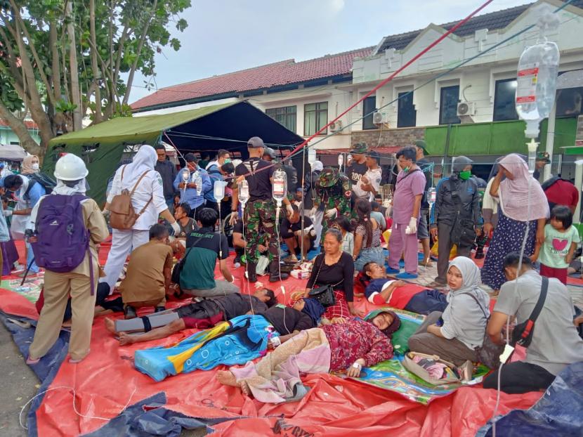 Suasana warga korban gempa yang dirawat di halaman RSUD Cianjur, Senin (21/11/2022).