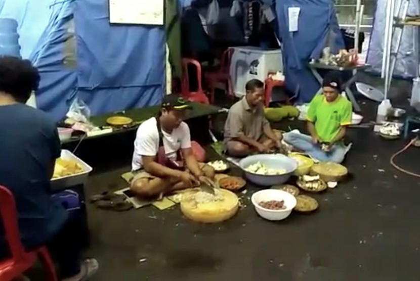 Suasana warga pengungsi Gunung Agung saat mempersiapkan makanan untuk merayakan Galungan