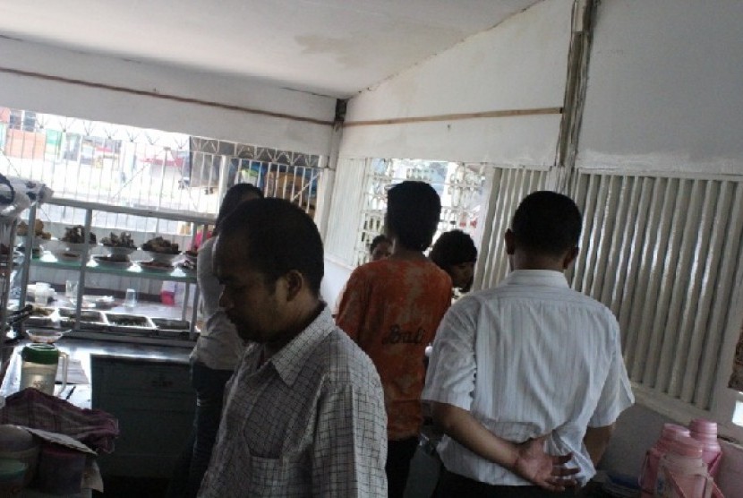 Suasana Warteg Warning