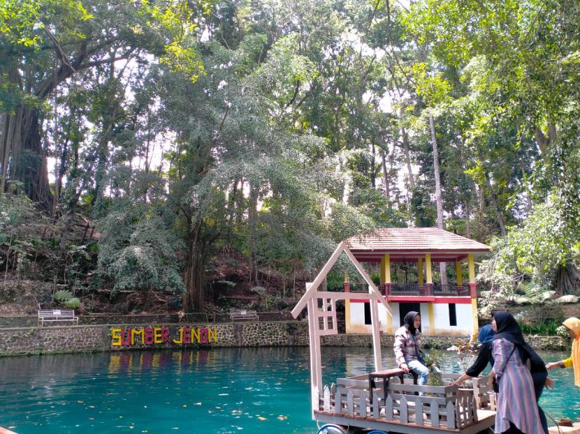 Suasana wisata Sumber Jenon di Kecamatan Tajinan, Kabupaten Malang, Jawa Timur (Jatim). Sumber Jenon menyajikan mata air, kolam pemandian, ikan-ikan keramat dan batang pohon yang diduga sudah ada sejak masa kerajaan. 