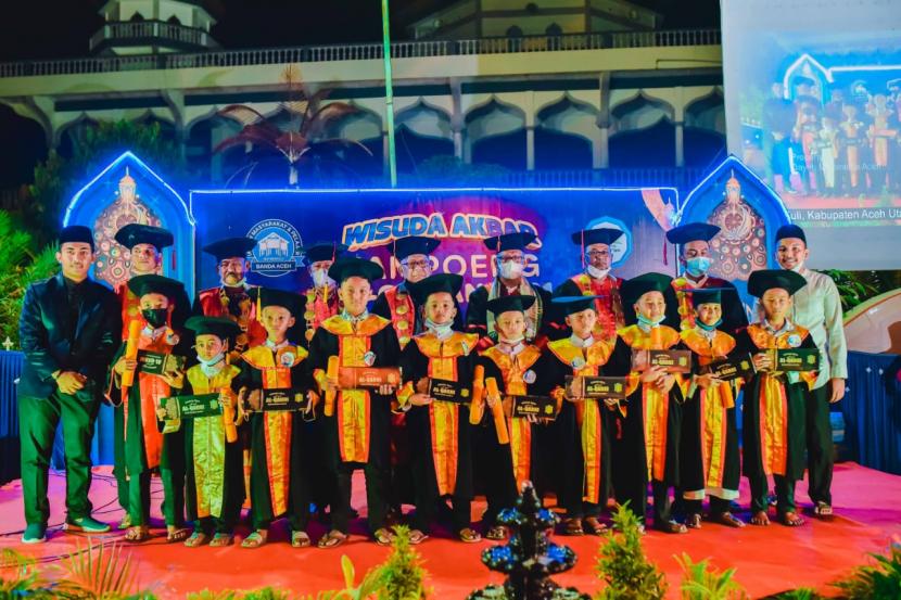 Suasana wisuda akbar Kampoeng Alquran 2021 (20 Hari Bersama Alquran) yang diselenggarakan oleh Ikatan Masyarakat Pelajar Matangkuli (Impelma) Banda Aceh dan Remaja Mesjid Besar Al-Khalifah Ibrahim Matangkuli.  