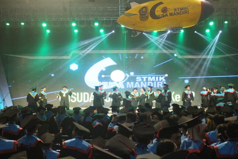 Suasana wisuda akbar ke-29  STMIK Nusa Mandiri.