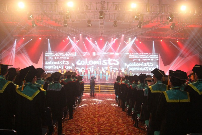 Suasana wisuda BSI (sekarang UBSI).