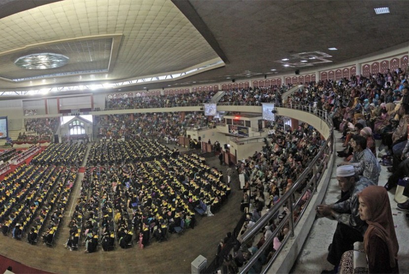 Suasana wisuda di Universitas Muhammadiyah Malang, Sabtu (29/11).