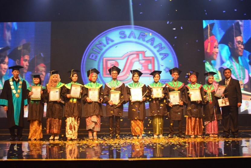 Suasana wisuda ke-43 BSI.