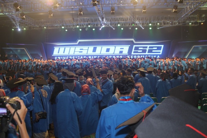 Suasana wisuda ke-52 UBSI.