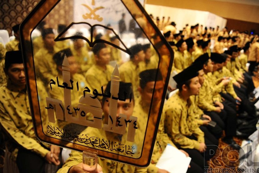  Suasana wisuda mahasiswa dari Lembaga Ilmu Pengetahuan Islam & Arab di Indonesia (LIPIA), Jakarta, Kamis (18/12).  (Republika/ Tahta Aidilla)