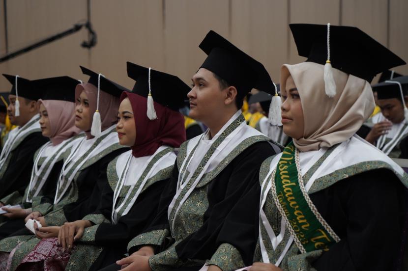 Suasana wisuda mahasiswa Universitas Islam Syekh Yusuf (UNIS) Tangerang di ICE BSD City, Kabupaten Tangerang, Banten, Rabu (25/10/2023).