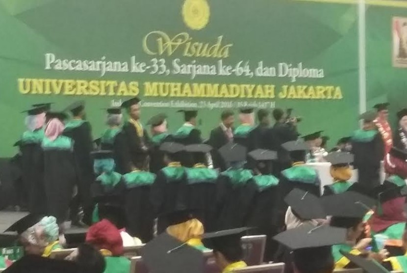 suasana wisuda pascasarjana ke-33, sarjana ke-64 dan diploma Universitas Muhammadiyah Jakarta (UMJ)