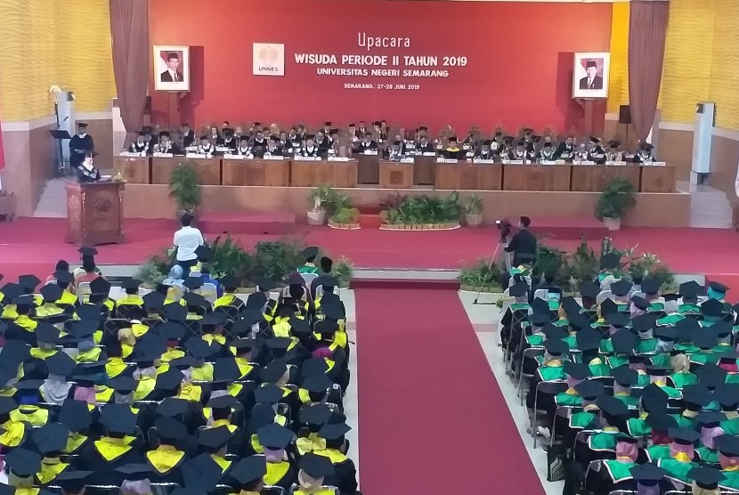 Suasana wisuda priode II tahun 2019 Universitas Negeri Semarang (Unnes), Kamis (27/6).