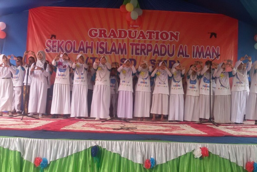 Suasana wisuda Sekolah Islam Terpadu Al-Iman Citayam, Bogor, Jawa Barat, Sabtu (13/6) 