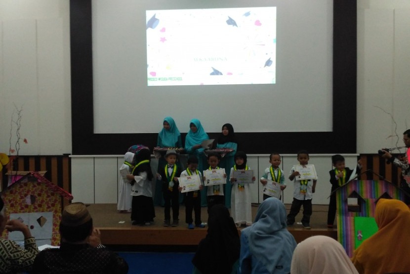 Suasana wisuda siswa-siswi Afkaaruna Islamic School di Auditorium Fakultas MIPA Universitas Islam Indonesia (UII), Ahad (13/5). 