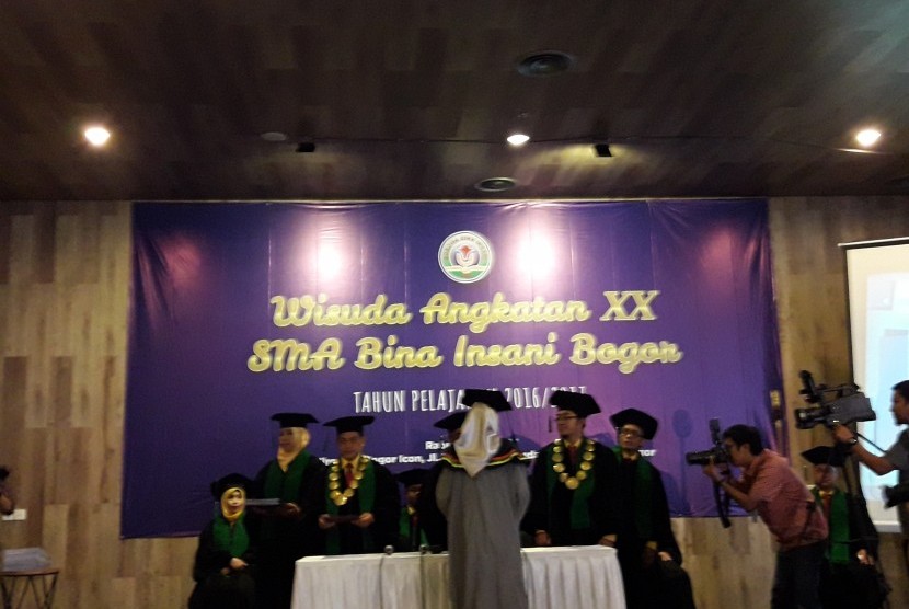 Suasana wisuda SMA Bosowa  Bina Insani Angkatan XX tahun pelajaran 2016/2017.