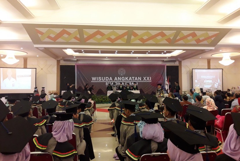 Suasana wisuda SMA Bosowa Bina Insani Angkatan XXI tahun pelajaran 2017/2018.