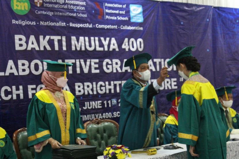 Suasana wisuda SMP dan SMA Bakti Mulya 400 Jakarta yang digelar secara luring, Sabtu (11/6).