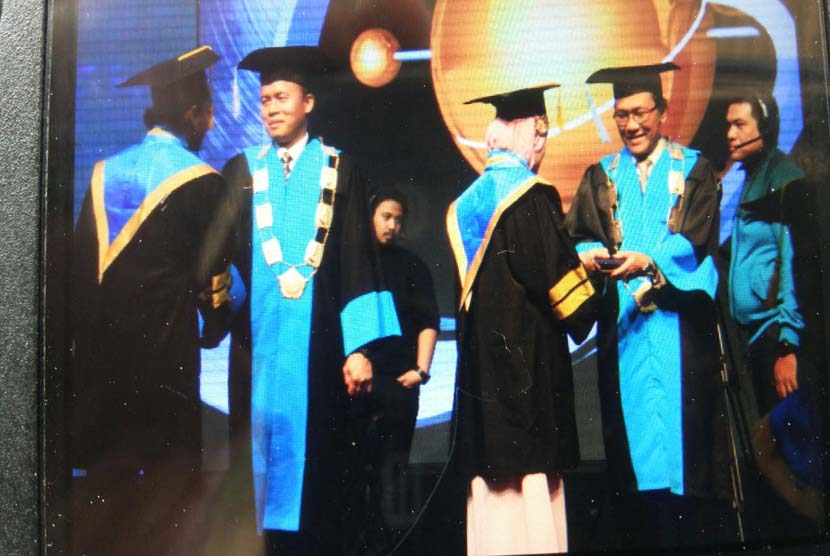 Suasana wisuda STMIK dan STBA Nusa Mandiri, Senin (10/8).