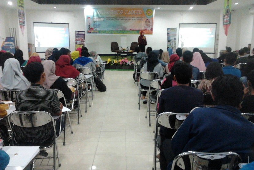 Suasana workshop career AMIK BSI Pontianak. 