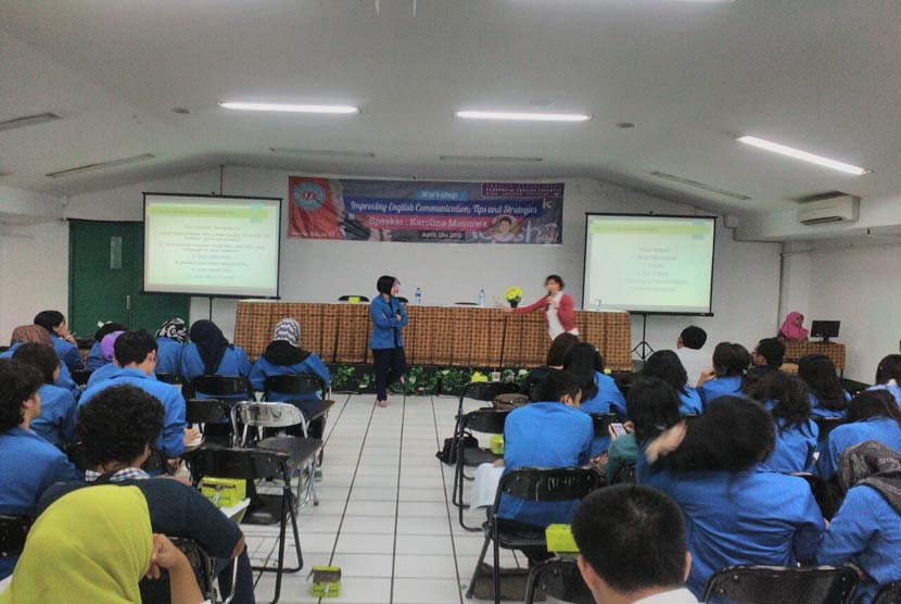 Suasana workshop peningkatan kemampuan  komunikasi berbahasa Inggris yang diadakakan oleh ABA BSI Jakarta di Jakarta, Selasa (12/4).