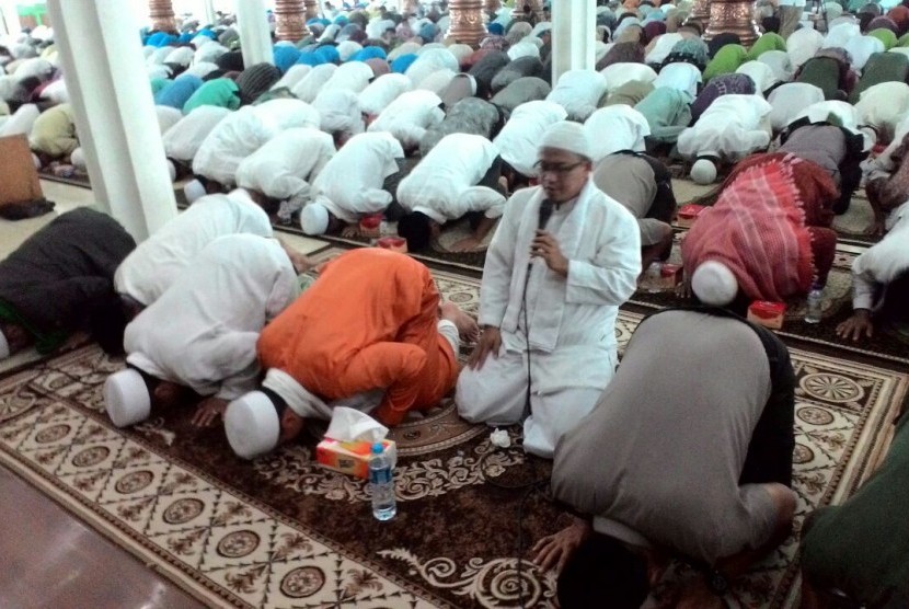 Suasana zikir dan doa bersama untuk masyarakat Rohingya yang digelar Pemda Jambi di Masjid Agung Al Falah Kota Jambi, Jumat (8/9).
