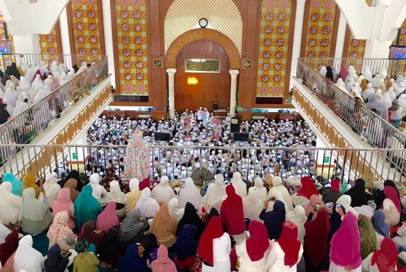 Suasana zikir dan ikrar syahadat mualaf di Masjid Az-Zikra Sentul, Bogor, Jawa Barat.