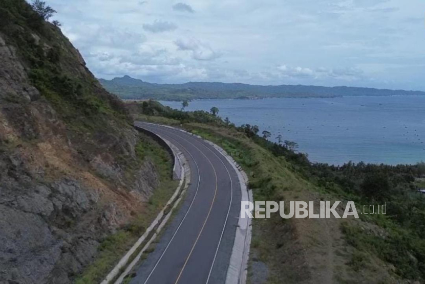 Suasana proyek jalan yang dikerjakan Kementerian PU. Berikut pemangkasan anggaran di kementerian sektor perekonomian.