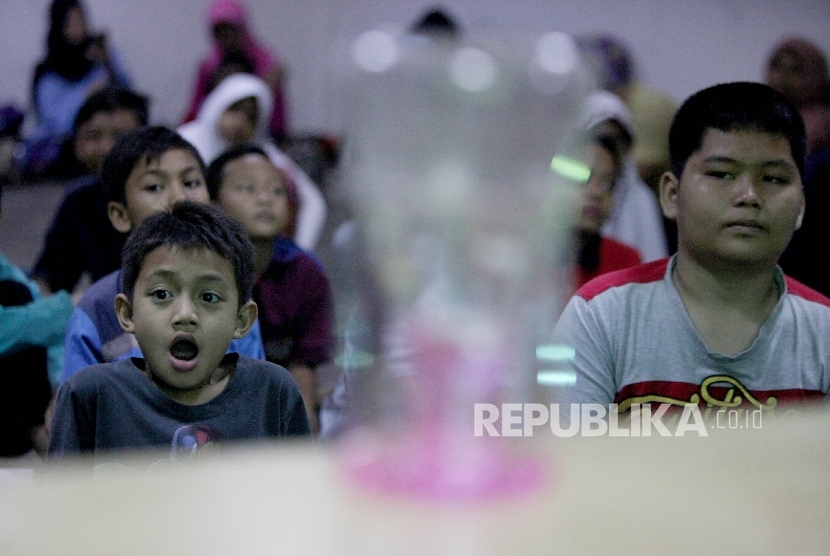 SuasaSuasana peserta saat menerima materi dasar kimia kepada siswa peserta dalam Republika Fun Science di Kantor Republika, Jakarta, Sabtu (13/5).na peserta saat menerima materi dasar kimia kepada siswa peserta dalam Republika Fun Science di Kantor Republika, Jakarta, Sabtu (13/5).