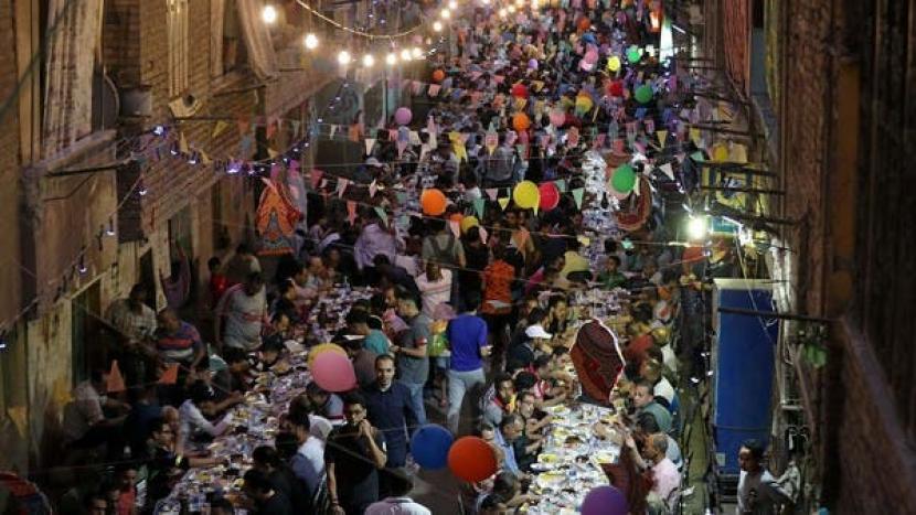 Suasna buka puasa puasa bersama di Mesir Ilustrasi. Tradisi jamuan berbuka puasa masih bertahan kuat selama Ramadhan di Mesir 