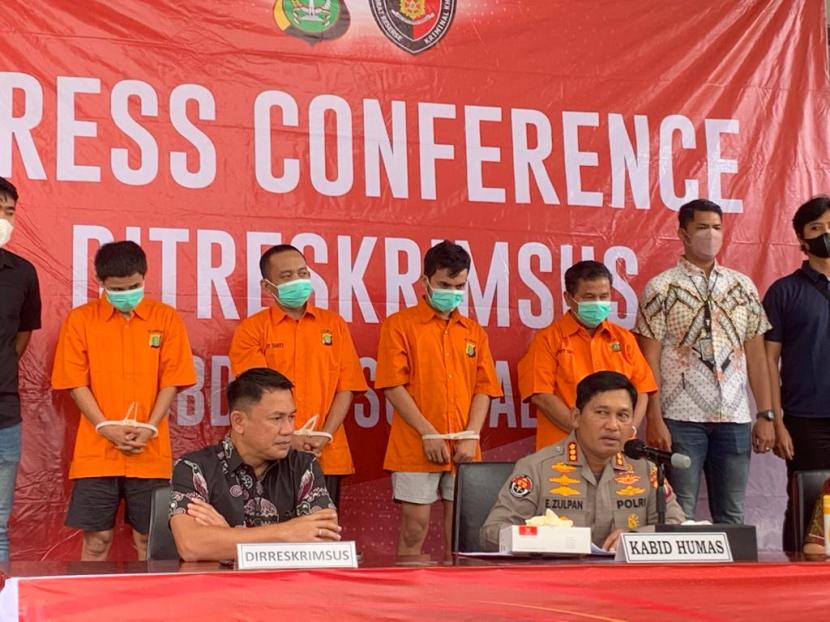 Subdit III Sumdaling Ditreskrimsus Polda Metro Jaya mengungkap kasus dugaan pengoplosan gas elpiji yang beraksi di wilayah DKI Jakarta, Kota Tangerang, Tangerang Selatan dan Bekasi, Jumat (23/12). 