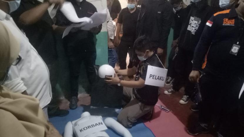 Subdit Resmob Ditreskrimum Polda Metro Jaya menggelar rekonstruksi kasus pembunuhan yang disertai dengan aksi mutilasi manusia silver berinsial A (17) terhadap Dony Saputra (24) dengan pemeran pengganti di kawasan Jakasampurna, Kota Bekasi, Jawa Barat, Rabu (16/12). 