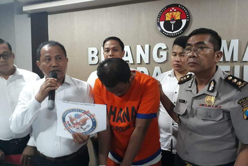 Subdit Siber Ditreskrimsus Polda Jatim melakukan prnangkapan terhadap seorang pria bernama Joko S (27) yang melakukan penipuan dengan menggunakan lambang Konsulat Jenderal (Konjen) Amerika Serikat di Surabaya