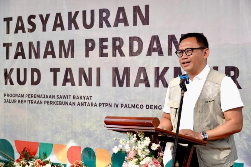 Subholding Perkebunan PTPN III (Persero), PT Perkebunan Nusantara IV menanam ulang kebun sawit petani KUD Tani Makmur di Desa Bukit Mas Kecamatan Besitang, Langkat, Sumatera Utara.