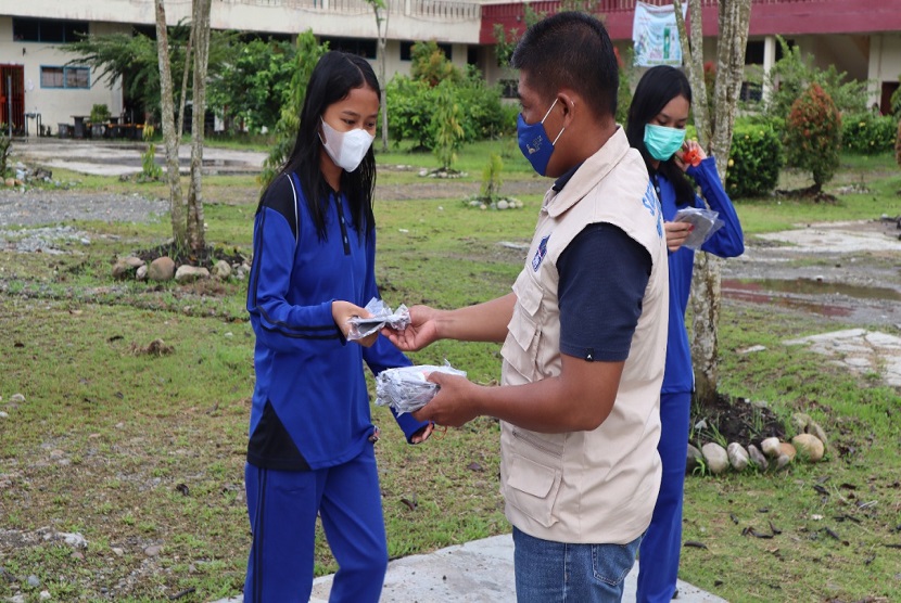 Subsatgas Prokes PON Kabupaten Mimika memberikan masker kepada siswi SMA YPPK Tiga Raja sebelum kegiatan pembelajaran tatap muka dimulai, Jumat (8/10)