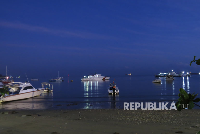 Subuh waktu setempat pukul 05:14, lebih cepat dua jam dari waktu Indonesia bagian barat (WIB). Lima menit selepas Subuh, rombongan PLN dan tim dokter RSCM tiba di pelabuhan laut Timor Leste pada pukul 05:30 waktu setempat, Rabu (20/9). 