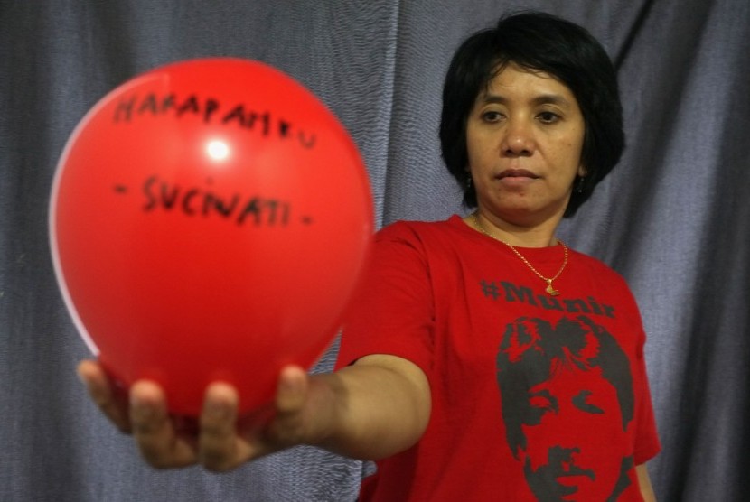 Suciwati, istri mendiang pejuang HAM Munir, menunjukan balon yang ditiupkan harapannya saat berpartisipasi dalam karya seniman Yaya Sung saat pameran instalasi dan fotografi 