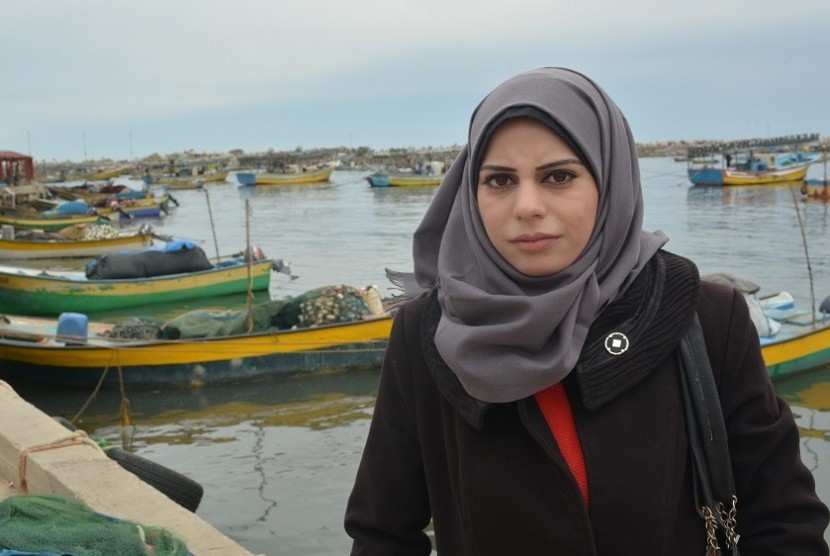 Sudah hampir satu dekade sejak perempuan Gaza, Madleen Kullab (22 tahun) menggantikan ayahnya sebagai tulang punggung keluarga dengan menjadi nelayan.