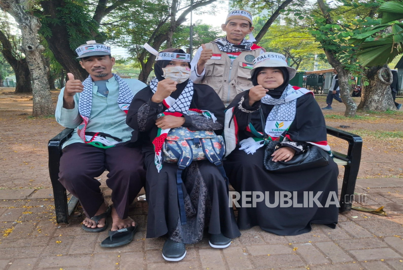 Sudaryanto (53 tahun) dari warga Kabupaten Tangerang bersama istrinya dan teman-temannya saat aksi Indonesia Lawan Genosida, Dukung Palestina Merdeka di halaman Monas, Ahad (12/10/2025).