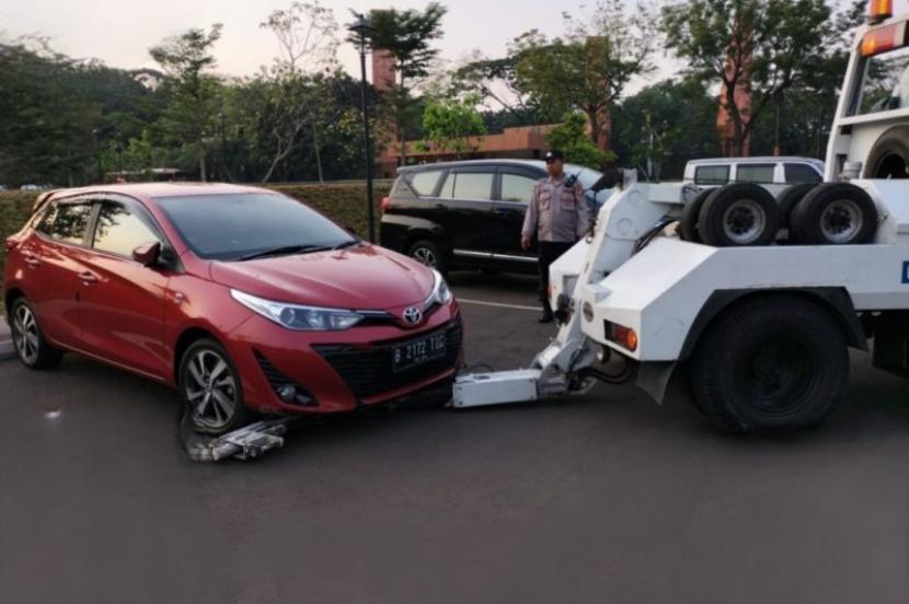 Sudinhub Jakarta Timur memindahkan mobil yang terparkir di dalam Taman Mini Indonesia Indah (TMII) karena digunakan KTT ke-43 ASEAN, Rabu (6/9/2023). Polisi klaim sudah sosialisasi soal lalu lintas.