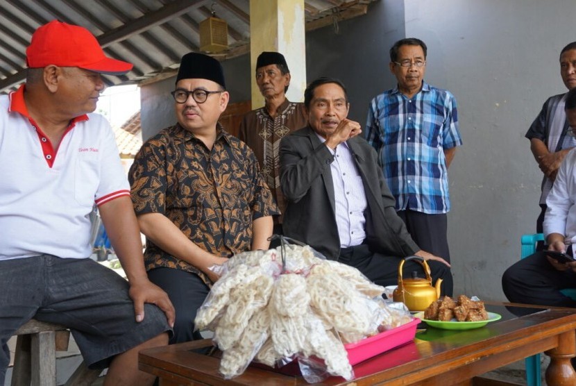 Sudirman Said dan Sastoro (berjaket) bersama warga kampung warteg, Cabawan, Tegal.