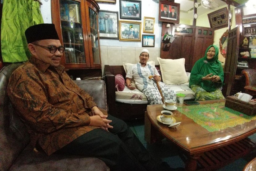 Sudirman Said melakukan safari silaturahim dengan mengunjungi Ponpes Al Anwar yang dipimpin KH Maimun Zubair di Rembang, Jawa Tengah, Jumat (21/7) malam. Mantan Menteri ESDM ini berniat maju dalam Pemilihan Kepala Daerah (Pilkada) Jawa Tengah. 
