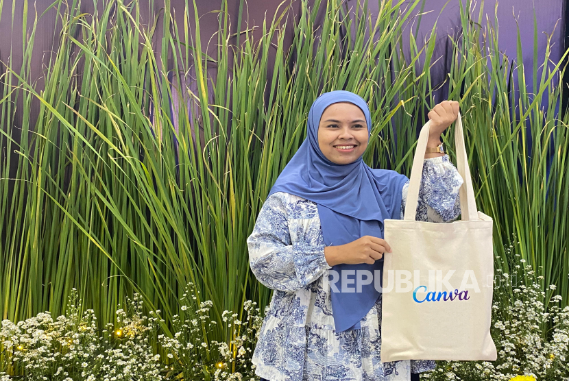 Sudiyanti (34 tahun). Berbekal kreativitas dan aplikasi desain Canva, Sudiyanti membangun usaha dari rumah dan penghasilan yang menjanjikan.