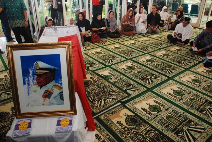 SUDOMO WAFAT.Sejumlah pelayat berdoa di depan jenazah almarhum Mantan Menkopolkam Laksamana Purnawirawan Sudomo di rumah duka jalan Sekolah Kencana IV,Pondok Indah,Jakarta,Rabu (18/4).Sudomo meninggal pada usia 86 tahun di Rs.Pondok Indah akibat menderita 