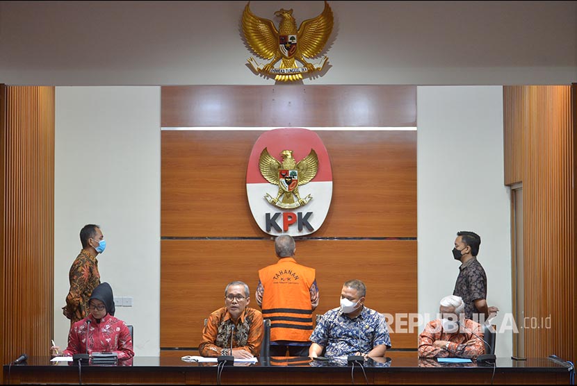 Suasana konferensi pers penahanan tersangka Hakim Agung Sudrajad Dimyati di Gedung Merah Putih KPK, Jakarta, Sabtu (24/9/2022). Dalam konferensi pers tersebut, KPK resmi menahan Hakim Agung Sudrajad Dimyati sebagai tersangka kasus dugaan suap pengurusan perkara di Mahkamah Agung. Dimyati bersama sembilan orang lainnya yang terdiri dari PNS Mahkamah Agung, pengacara dan pihak swasta menjadi tersangka dalam kasus suap pengurusan kasasi pailit Kopersi Simpan Pinjam Intidana. Kasus ini terbongkar lewat operasi tangkap tangan (OTT) yang digelar pada Rabu dan Kamis kemarin.