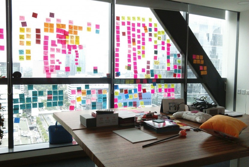 Sudut ruangan kantor MatahariMall.com yang sengaja dipenuhi warna-warna cerah.