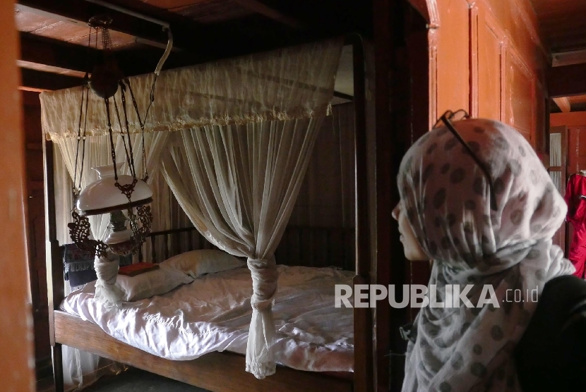  Seorang pengunjujng mengamati salah satu sudut ruang rumah si Pitung Jakarta, Ahad (16/4). 