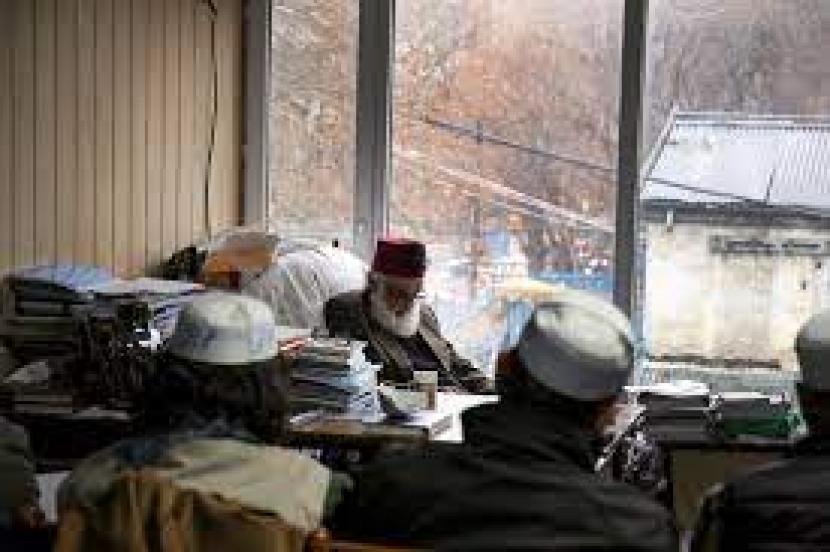 Sufi mistik dan penyair berusia delapan puluh satu tahun Haidari Wujodi duduk di mejanya di Perpustakaan Umum Kabul.